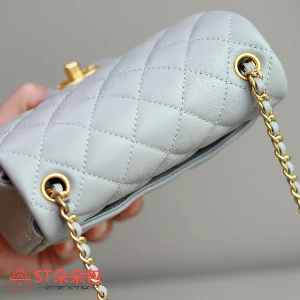 高仿香奈兒/Chanel Classic Flap 淺灰色金球迷你Flap Bag：圖片 5