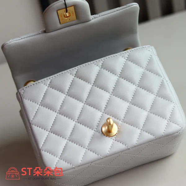 高仿香奈兒/Chanel Classic Flap 淺灰色金球迷你Flap Bag：圖片 7