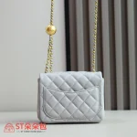 高仿香奈兒/Chanel Classic Flap 淺灰色金球迷你Flap Bag：圖片 10