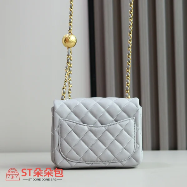高仿香奈兒/Chanel Classic Flap 淺灰色金球迷你Flap Bag：圖片 10