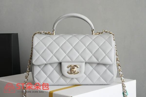 高仿香奈兒/Chanel Classic Flap 帶頂部手柄菱格紋翻蓋包 淺灰色：圖片 2