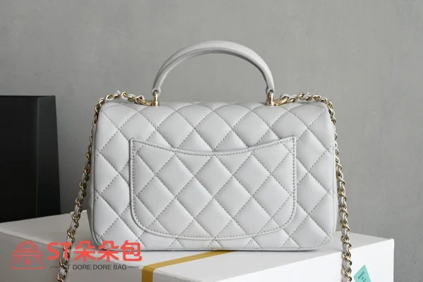 高仿香奈兒/Chanel Classic Flap 帶頂部手柄菱格紋翻蓋包 淺灰色：圖片 3