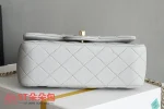 高仿香奈兒/Chanel Classic Flap 帶頂部手柄菱格紋翻蓋包 淺灰色：圖片 4