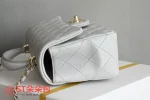 高仿香奈兒/Chanel Classic Flap 帶頂部手柄菱格紋翻蓋包 淺灰色：圖片 5
