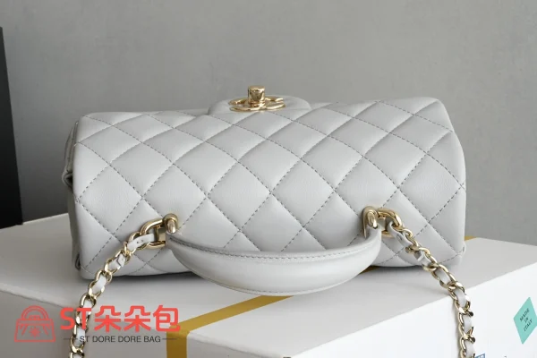 高仿香奈兒/Chanel Classic Flap 帶頂部手柄菱格紋翻蓋包 淺灰色：圖片 6