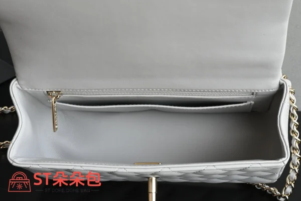 高仿香奈兒/Chanel Classic Flap 帶頂部手柄菱格紋翻蓋包 淺灰色：圖片 10