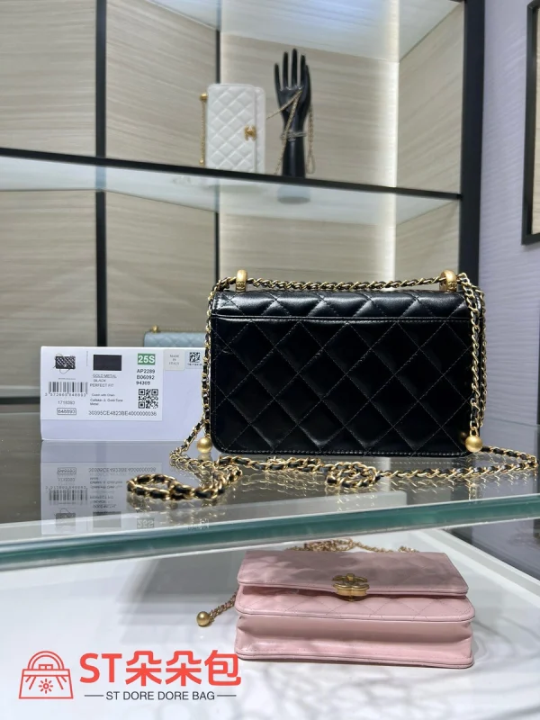 高仿香奈兒/Chanel Classic Flap 黑色翻蓋菱格鏈條包：圖片 3
