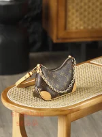 LV Nano Boulogne牛角包 M25519 實拍照片側面