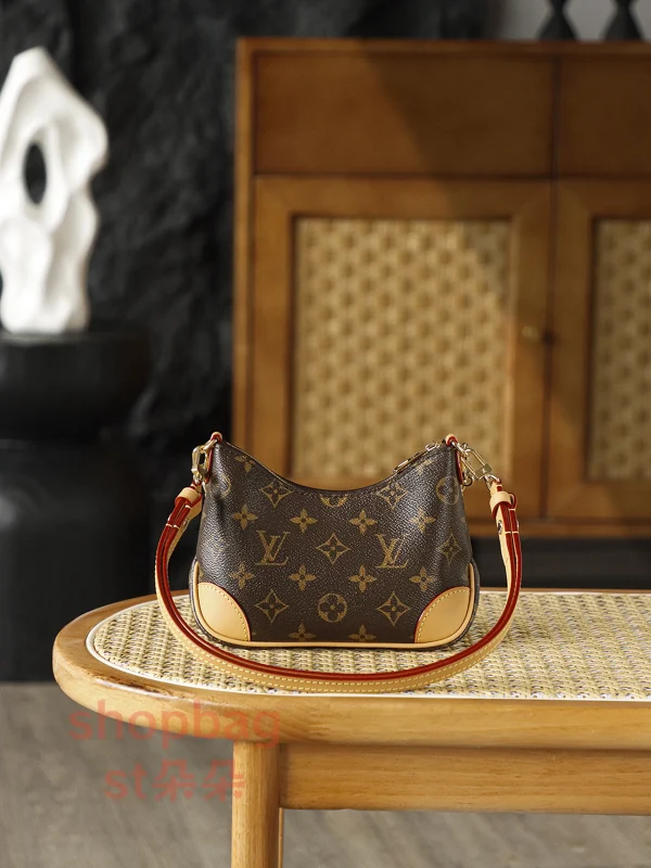 LV Nano Boulogne牛角包 M25519 實拍照片背面