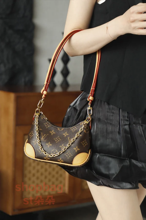 LV Nano Boulogne牛角包 M25519 手腕穿搭上身效果