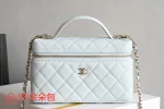 高仿香奈兒/Chanel 香奈兒 Vanity Case 白色 菱格紋金屬鏈條肩帶迷你化妝包：圖片 2