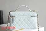 高仿香奈兒/Chanel 香奈兒 Vanity Case 白色 菱格紋金屬鏈條肩帶迷你化妝包：圖片 3