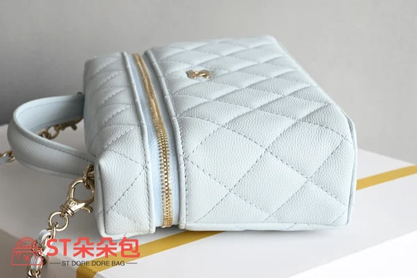 高仿香奈兒/Chanel 香奈兒 Vanity Case 白色 菱格紋金屬鏈條肩帶迷你化妝包：圖片 5