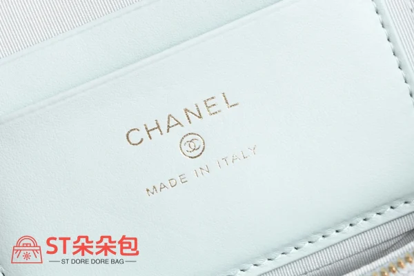 高仿香奈兒/Chanel 香奈兒 Vanity Case 白色 菱格紋金屬鏈條肩帶迷你化妝包：圖片 9