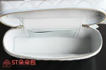高仿香奈兒/Chanel 香奈兒 Vanity Case 白色 菱格紋金屬鏈條肩帶迷你化妝包：圖片 10