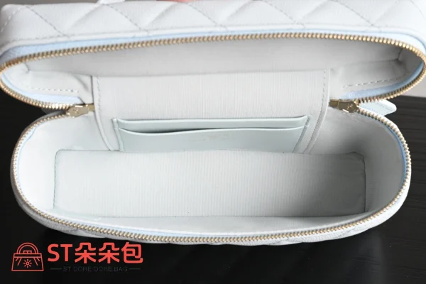 高仿香奈兒/Chanel 香奈兒 Vanity Case 白色 菱格紋金屬鏈條肩帶迷你化妝包：圖片 10