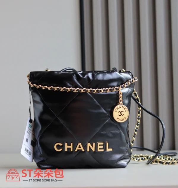高仿香奈兒/Chanel 22 Mini 垃圾袋肩背包｜黑色亮面小牛皮×金鍊飾：圖片 2