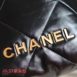 高仿香奈兒/Chanel 22 Mini 垃圾袋肩背包｜黑色亮面小牛皮×金鍊飾：圖片 3