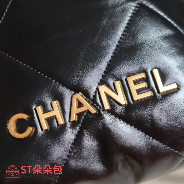 高仿香奈兒/Chanel 22 Mini 垃圾袋肩背包｜黑色亮面小牛皮×金鍊飾：圖片 3