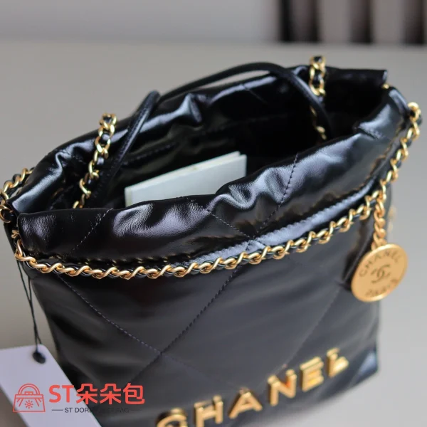 高仿香奈兒/Chanel 22 Mini 垃圾袋肩背包｜黑色亮面小牛皮×金鍊飾：圖片 4