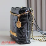 高仿香奈兒/Chanel 22 Mini 垃圾袋肩背包｜黑色亮面小牛皮×金鍊飾：圖片 5