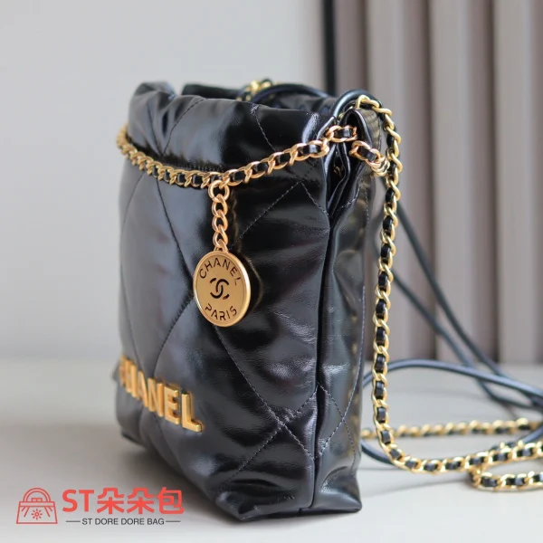 高仿香奈兒/Chanel 22 Mini 垃圾袋肩背包｜黑色亮面小牛皮×金鍊飾：圖片 5