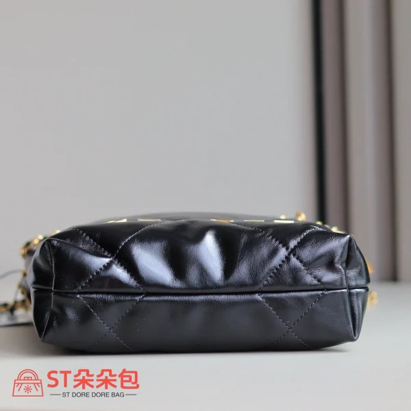高仿香奈兒/Chanel 22 Mini 垃圾袋肩背包｜黑色亮面小牛皮×金鍊飾：圖片 6