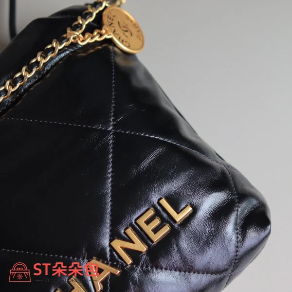 高仿香奈兒/Chanel 22 Mini 垃圾袋肩背包｜黑色亮面小牛皮×金鍊飾：圖片 7