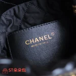 高仿香奈兒/Chanel 22 Mini 垃圾袋肩背包｜黑色亮面小牛皮×金鍊飾：圖片 9