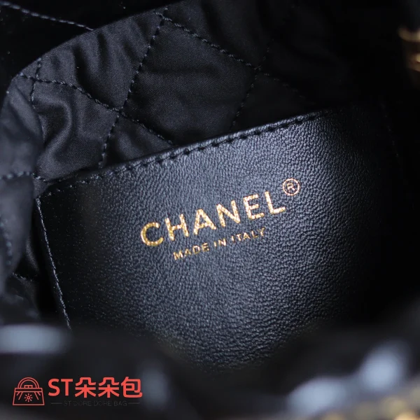 高仿香奈兒/Chanel 22 Mini 垃圾袋肩背包｜黑色亮面小牛皮×金鍊飾：圖片 9
