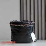高仿香奈兒/Chanel 22 Mini 垃圾袋肩背包｜黑色亮面小牛皮×金鍊飾：圖片 10
