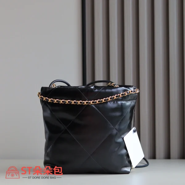 高仿香奈兒/Chanel 22 Mini 垃圾袋肩背包｜黑色亮面小牛皮×金鍊飾：圖片 10