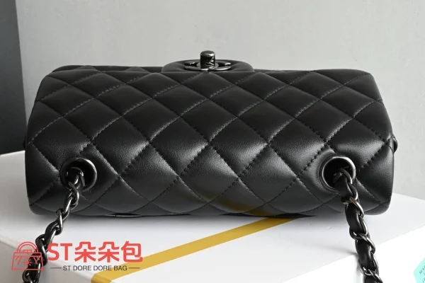 高仿香奈兒/Chanel Classic 經典Flap菱格紋鏈條翻蓋包 黑色：圖片 6