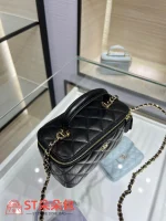 高仿香奈兒/Chanel Vanity 菱格紋黑色皮質鏈條手提化妝包：圖片 4