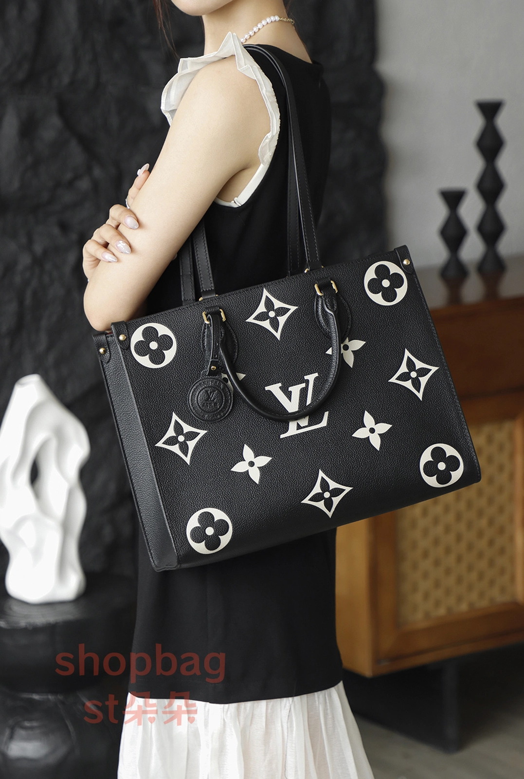 LV OnTheGo MM Monogram 托特 購物包包-M45495 27 LV OnTheGo MM Monogram 托特 購物包包-M45495