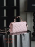 高仿香奈兒/Chanel 經典款 Kelly 淺粉色 雙C扣菱格紋鏈條手提包：圖片 7