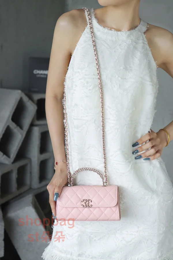 高仿香奈兒/Chanel 經典款 Kelly 淺粉色 雙C扣菱格紋鏈條手提包：圖片 24