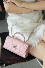 高仿香奈兒/Chanel 經典款 Kelly 淺粉色 雙C扣菱格紋鏈條手提包：圖片 25