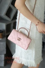 高仿香奈兒/Chanel 經典款 Kelly 淺粉色 雙C扣菱格紋鏈條手提包：圖片 26