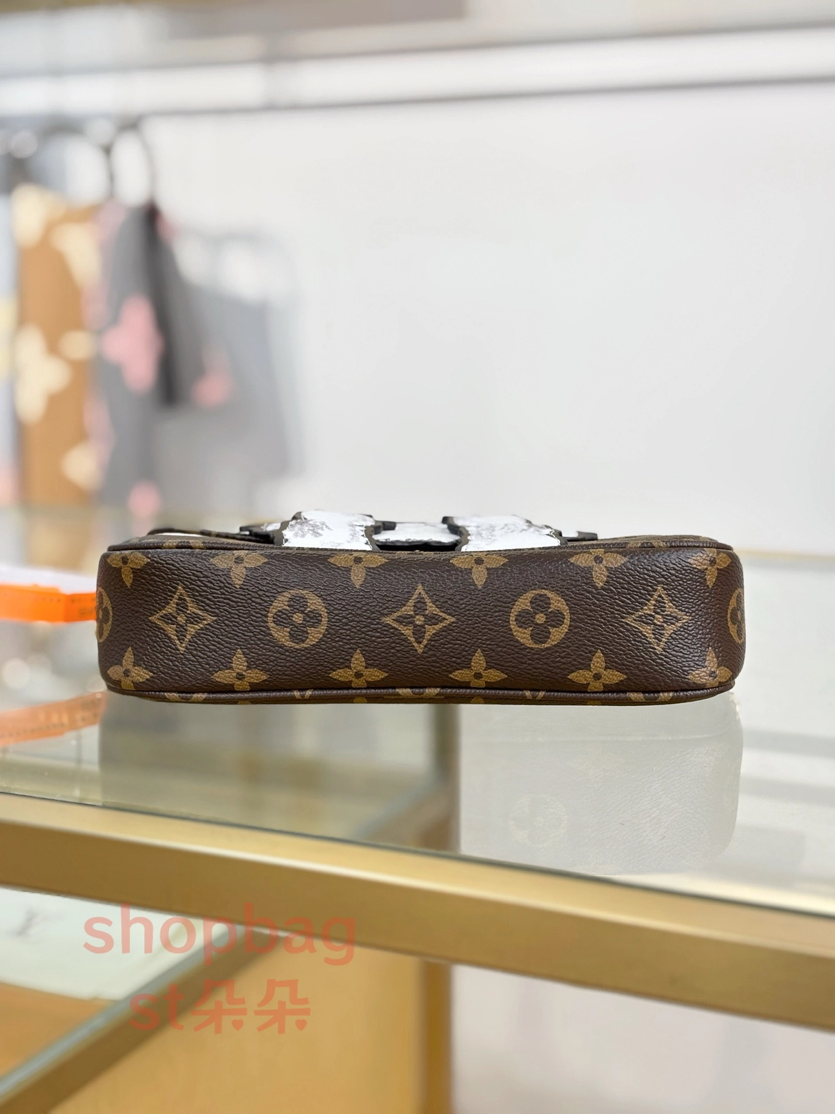 高仿 路易威登與 Grace Coddingon 同行系列 WALLET ON CHAIN IVY 單肩包 M15148 9 高仿 a貨包包 頂級高仿 路易威登與 Grace Coddingon 同行系列 WALLET ON CHAIN IVY 單肩包 M15148 實拍照片底部