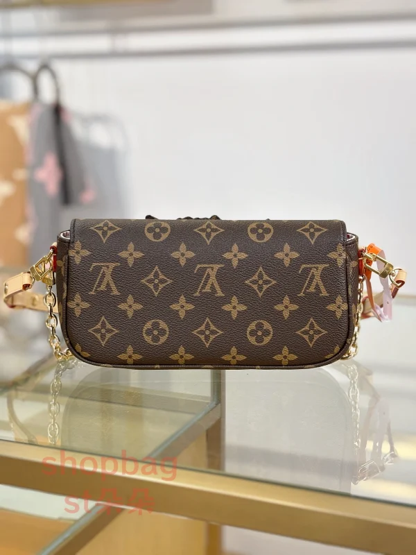 高仿 a貨包包 頂級高仿 路易威登與 Grace Coddingon 同行系列 WALLET ON CHAIN IVY 單肩包 M15148 實拍照片背面