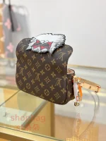 高仿 a貨包包 頂級高仿 路易威登與 Grace Coddingon 同行系列 WALLET ON CHAIN IVY 單肩包 M15148 實拍照片背面