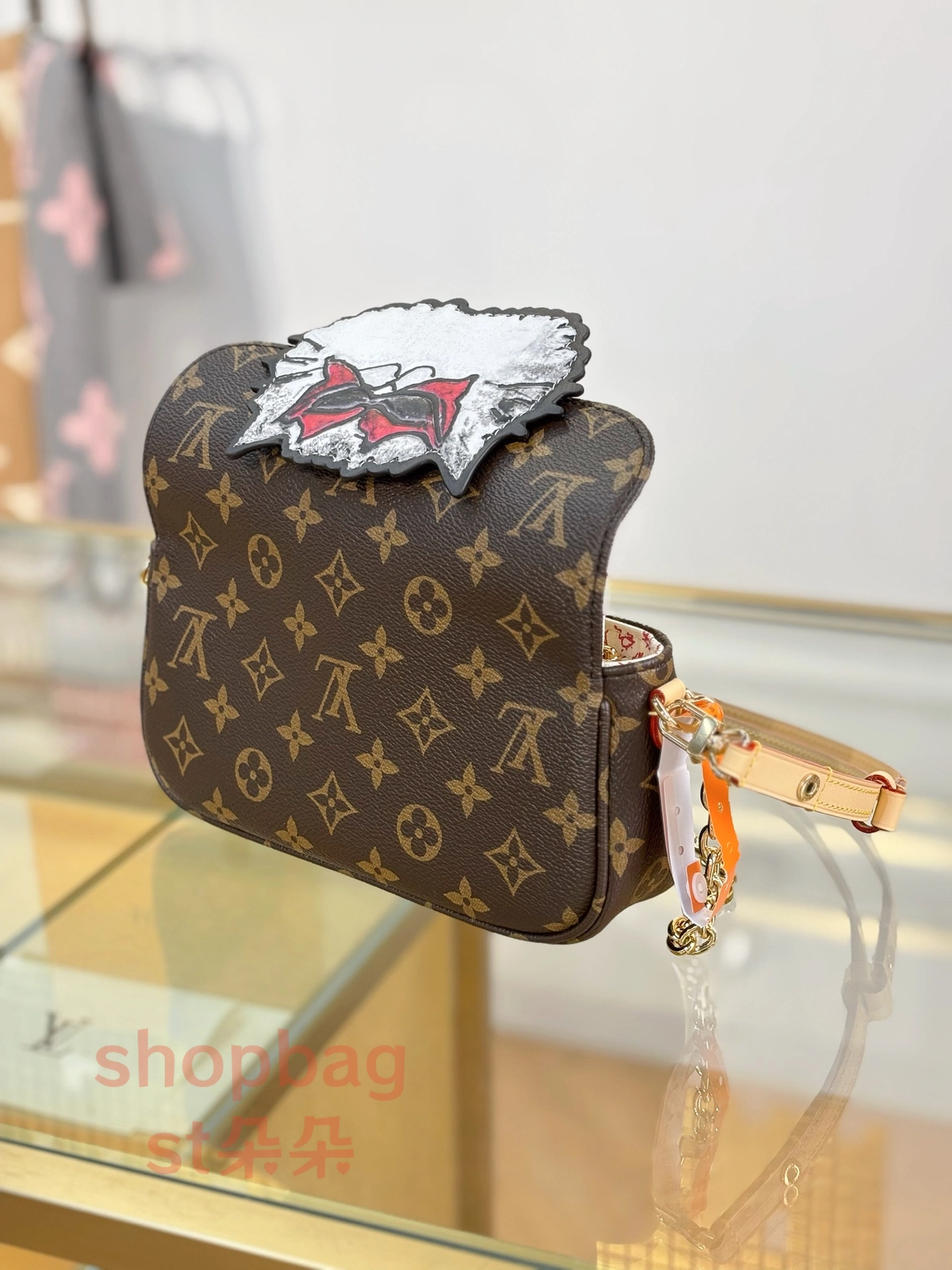 高仿 路易威登與 Grace Coddingon 同行系列 WALLET ON CHAIN IVY 單肩包 M15148 4 高仿 a貨包包 頂級高仿 路易威登與 Grace Coddingon 同行系列 WALLET ON CHAIN IVY 單肩包 M15148 實拍照片背面