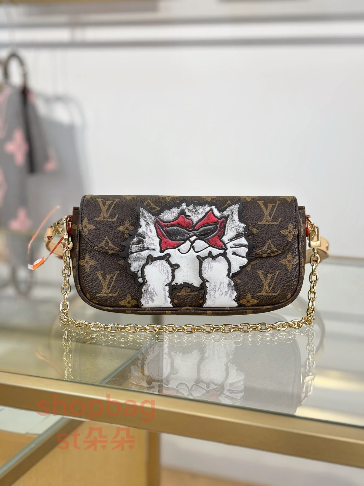 高仿 路易威登與 Grace Coddingon 同行系列 WALLET ON CHAIN IVY 單肩包 M15148 1 高仿 a貨包包 頂級高仿 路易威登與 Grace Coddingon 同行系列 WALLET ON CHAIN IVY 單肩包 M15148 實拍照片正面