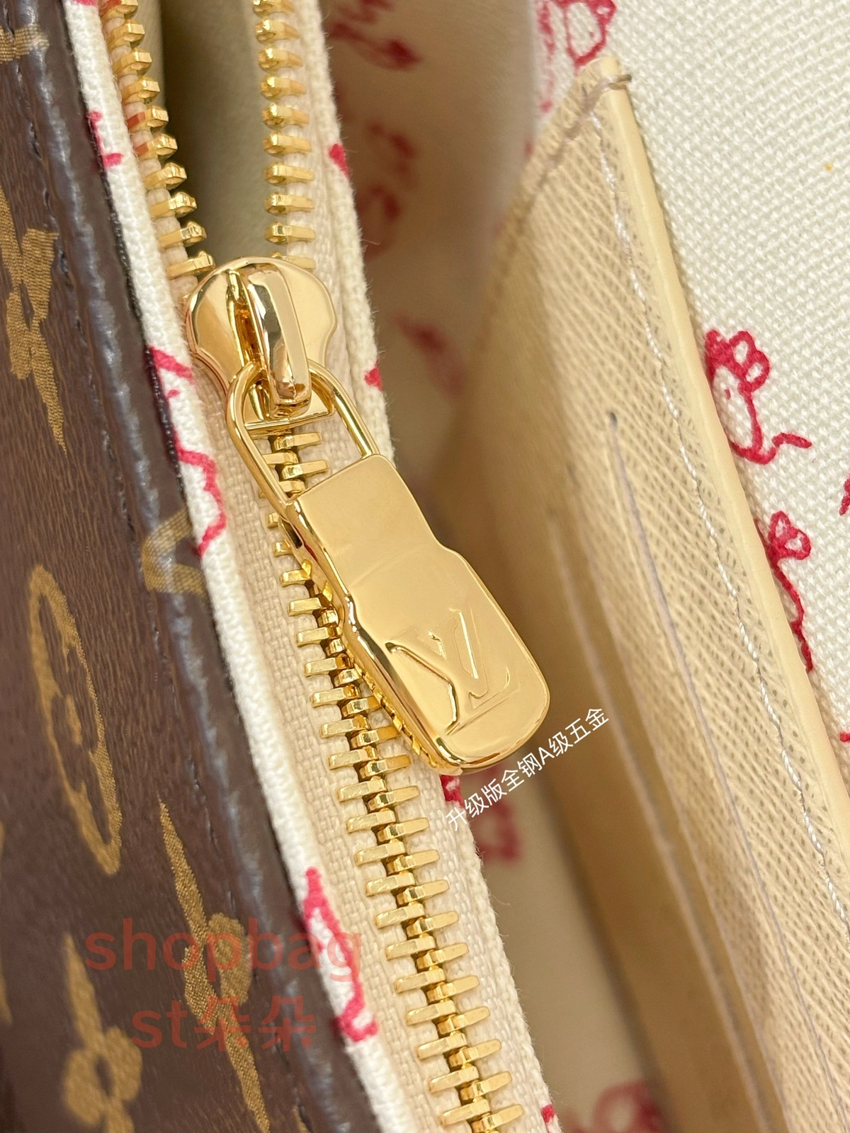 高仿 路易威登與 Grace Coddingon 同行系列 WALLET ON CHAIN IVY 單肩包 M15148 13 高仿 a貨包包 頂級高仿 路易威登與 Grace Coddingon 同行系列 WALLET ON CHAIN IVY 單肩包 M15148 實拍照片全鋼五金拉鏈頭