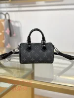 高仿 LV NANO SPEEDY 黑武士 男女通用款 斜挎 郵差包 M26573：圖片 9