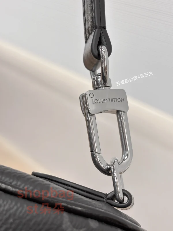 高仿 LV NANO SPEEDY 黑武士 男女通用款 斜挎 郵差包 M26573：圖片 18