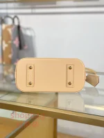 高仿 高仿包 LV包推薦 LV ALMA BB 斜挎手提 單肩 貝殼包 M46990 實拍照片底部