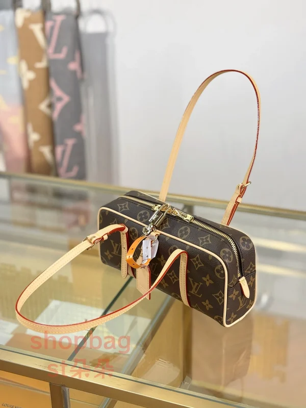 高仿包LV HANG ON 老花 開口笑 手提 單肩包 M47031：圖片 4