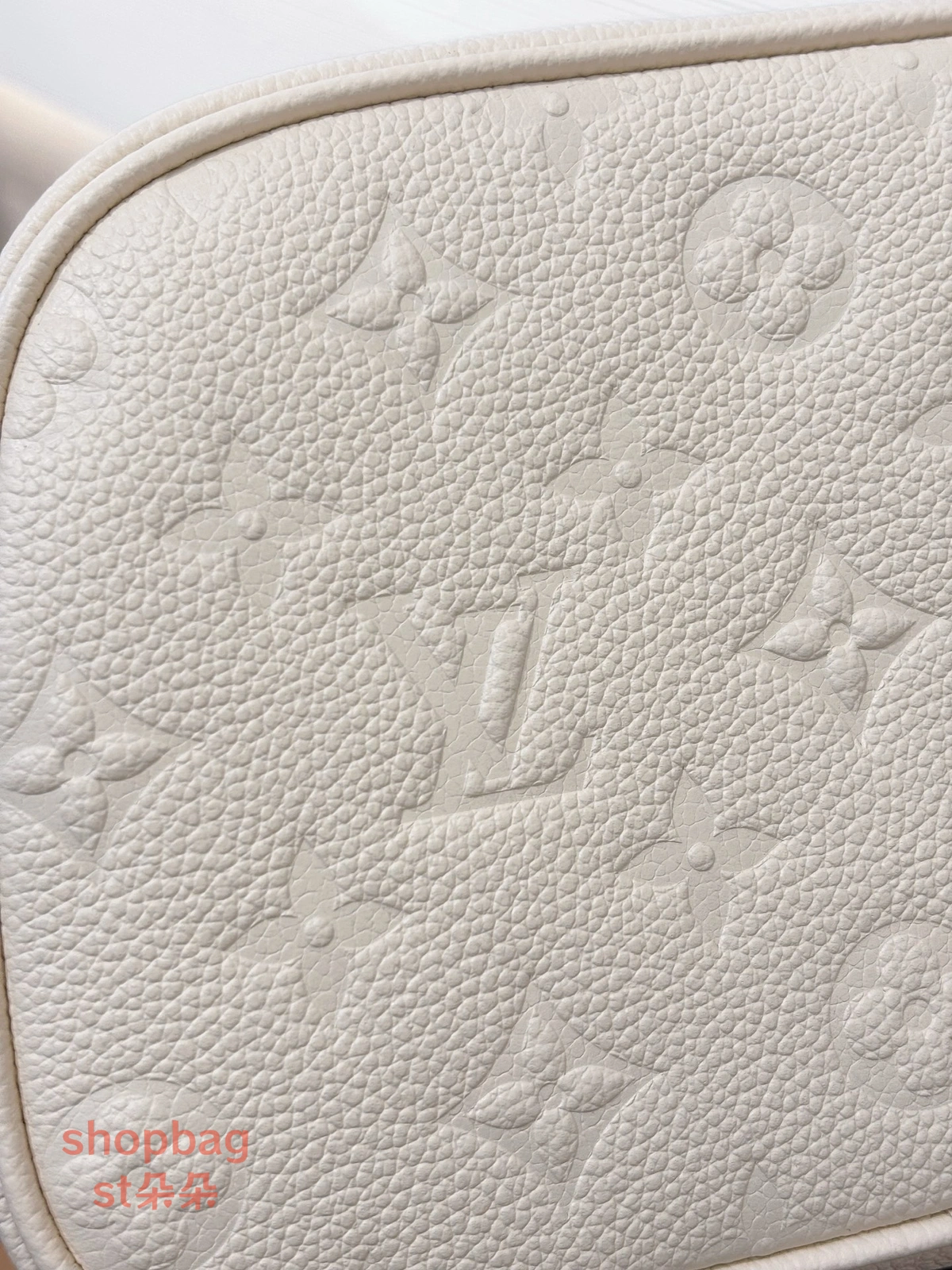 高仿推薦 LV TINY CAMERA BAG 奶油色 相機包 M26509 13 包包推薦 LV推薦 LV精品包